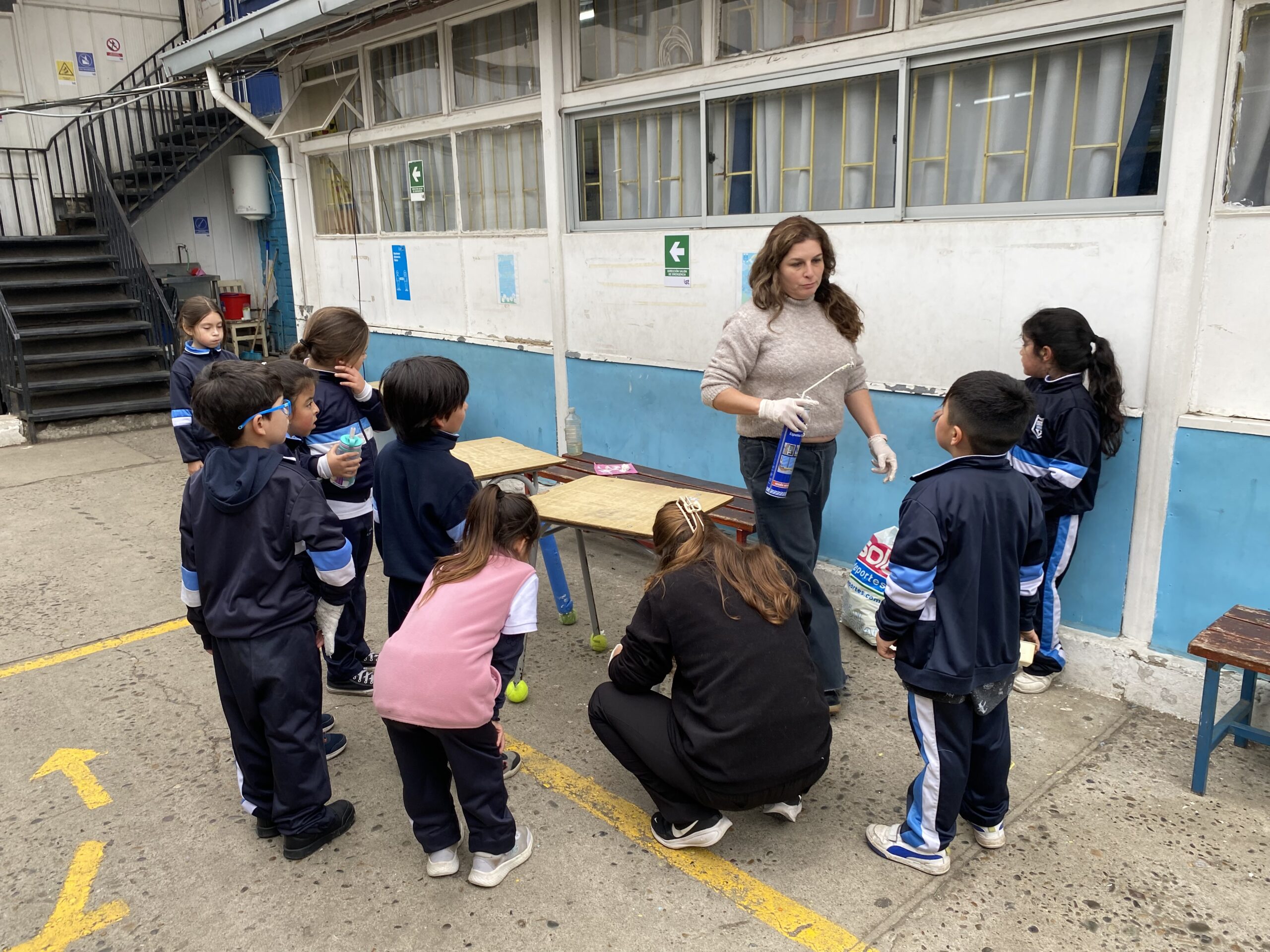 Transformaciones en el aula: Sillas y mesas que harán menos ruido